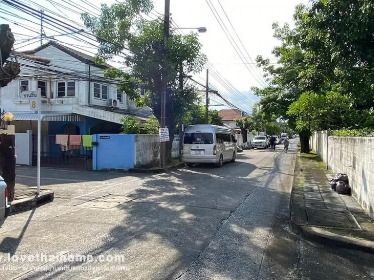 ขายที่ดิน หมู่บ้านชวนชื่น ถนนรามคำแหง102 พื้นที่145ตรว มีสิ่งปลูกสร้างเป็นโครงสร้างบ้านเก่า เป็นที่ดินแปลงมุม ใกล้ห้างเดอะพาซิโอ ทาวน์ รามคำแหง