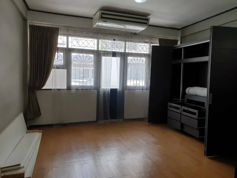 Room for Rent ขนาด 47 ตรม 30 เมตร ถึง BTS ศาลาแดง ใกล้สีลมคอมเพล็กซ์