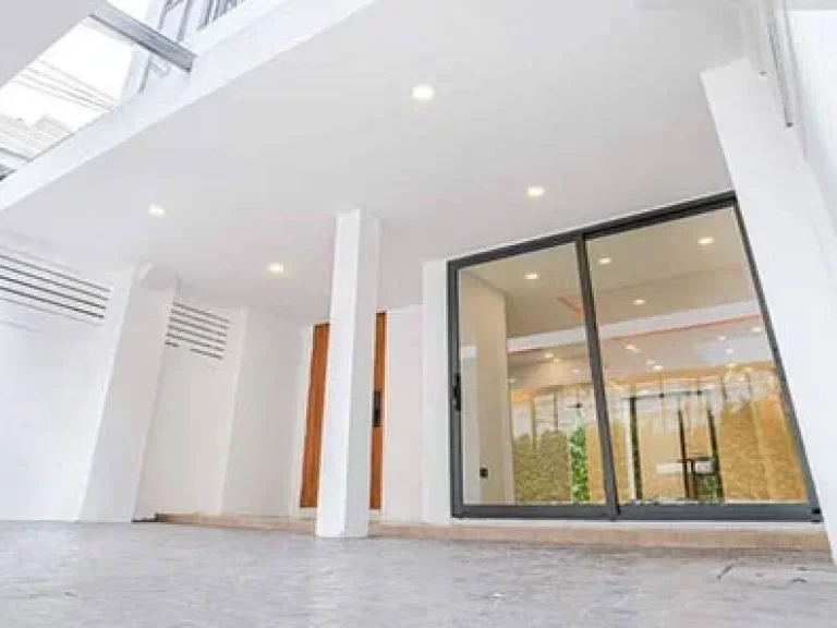 ขาย ทาวน์เฮาส์ 4 ห้องนอน เอกมัย For SALE 4 Bedroom Town House at Ekamai