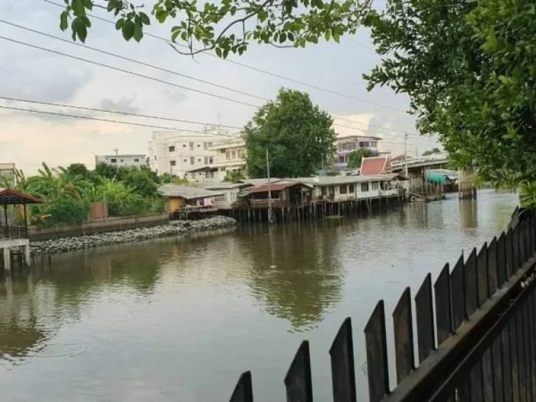 ขายบ้านเดี่ยวสร้างเองพื้นที่ขนาดใหญ่ มีสระว่ายน้ำ ด้านหลังบ้านติดคลองมหาสวัสดิ์