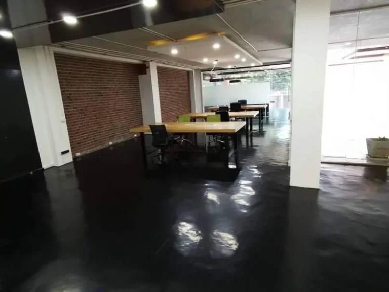 สำนักงานให้เช่า เอกมัย สุขุมวิท 61 Office Space for rent Ekkamai ขนาด 180 ตรม พร้อมห้องประชุมใหญ่ มีที่จอดรถ