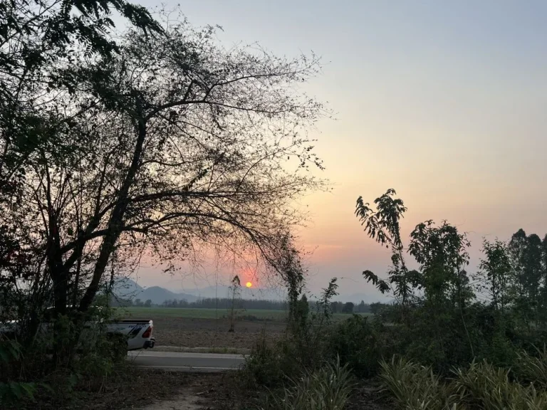 ที่ดินติดถนนลาดยาง ติดลำห้วย หนองหญ้าปล้อง วิวภูเขาสวย