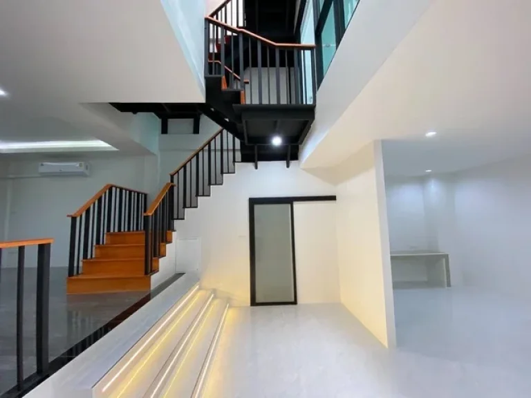 ขายทาวน์โฮมทำเลเมือง ใกล้รถไฟฟ้าอุดมสุข Unique สุดๆกับบ้านสไตล์ Modern Loft ไม่เหมือนใคร