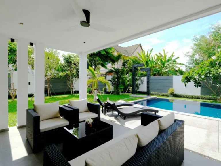 Pool Villa บ้านเดี่ยว สไตล์โมเดิร์น ที่เป็นเอกลักษณ์และมีห้องโถงนั่งเล่นที่ปลอดโปร่ง และกว้างขวาง