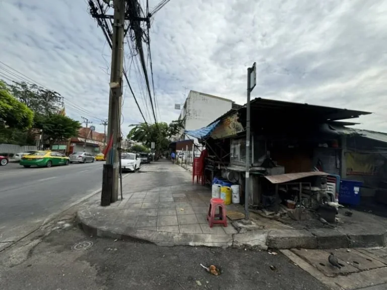 ติดถนนอ่อนนุช ปากซอยอ่อนนุช 32 ใกล้สถานีรถไฟฟ้าอ่อนนุช 25