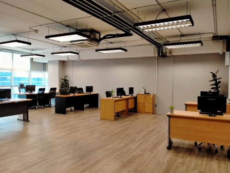 Office ขนาดใหญ่ พร้อมห้องเล็กด้านใน พื้นที่รวม 90 sqm