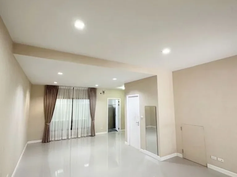 ขายด่วนทาวน์โฮม3ชั้น เนื้อที่ 22 ตรวโครงการ plex residence