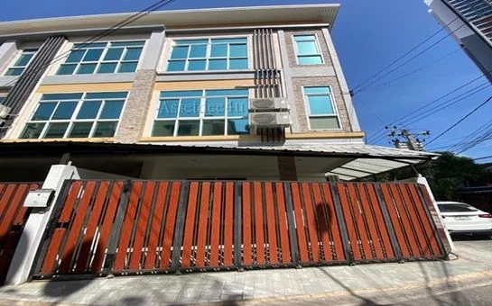 ให้เช่าทาวน์โฮม 3 ชั้น Modern Life Townhome @ ห้วยขวาง ใกล้ MRTห้วยขวาง ทำโฮมออฟฟิศได้