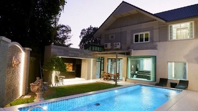 บ้านกุลพันธ์ 9 Pool Villa ทันสมัย สไตล์คลาสสิค