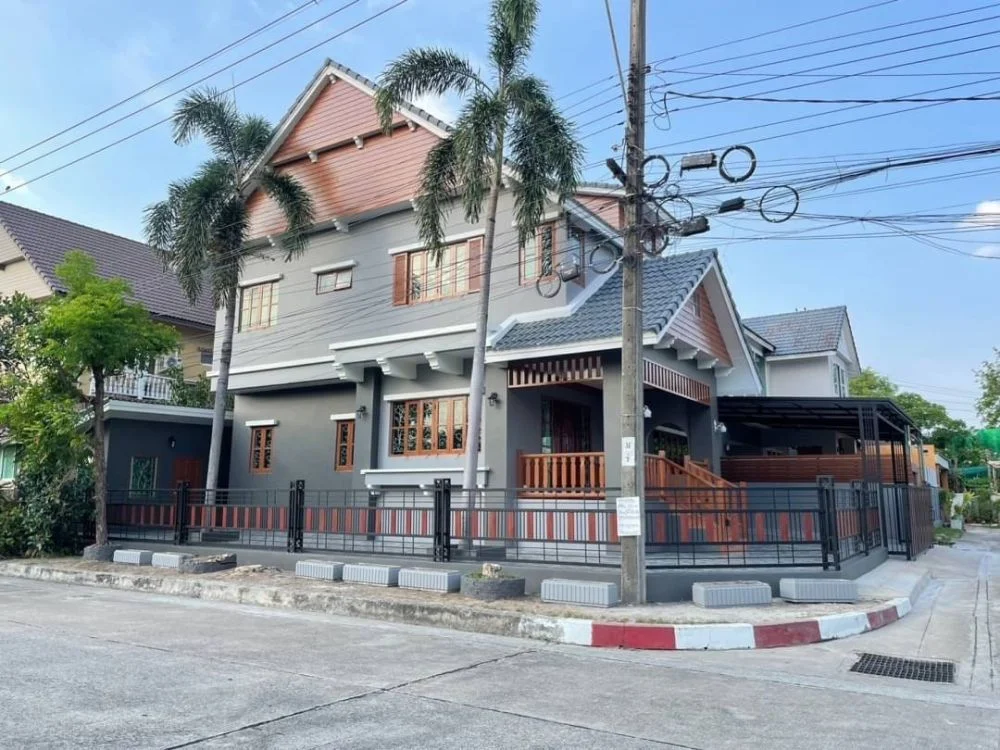 บ้านเดี่ยวหลังใหญ่ หมู่บ้านวรารมย์ ทำเลดีเยี่ยม (หลังมุมนอก)