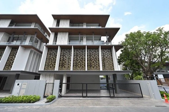 ขายบ้านเดี่ยว Luxury Pool Villa 3.5 ชั้นหลังมุม อาร์เทล