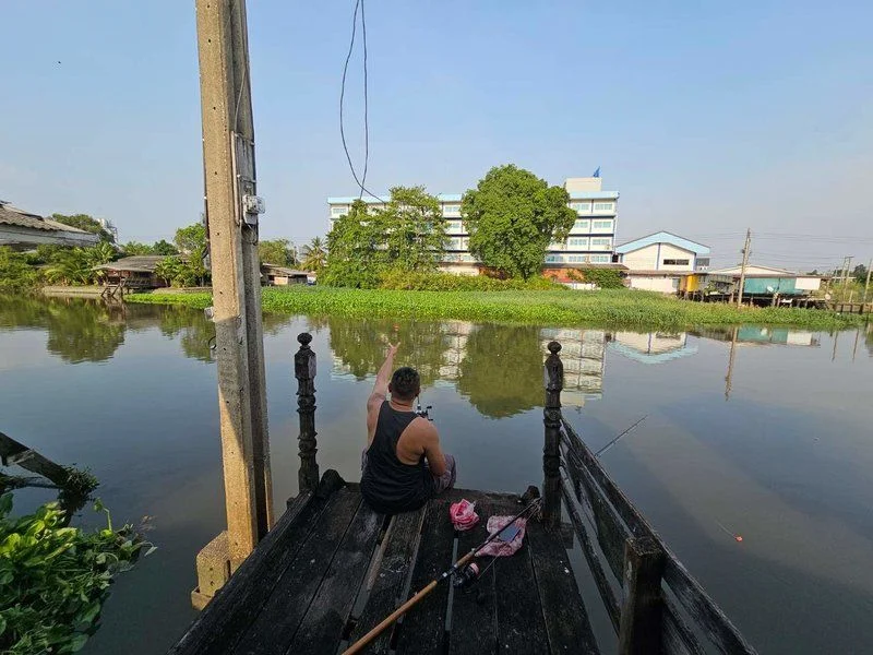 ขายที่ดินติดคลองอ้อมนนท์ (112.4 ตร.ว.) บ้านไม้ 1หลัง