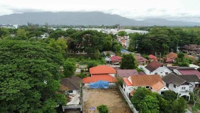 ที่ดินตรงข้ามกาดรวมโชคล้อมกำแพง 3 ด้าน พื้นที่ 100 ตร.ว.