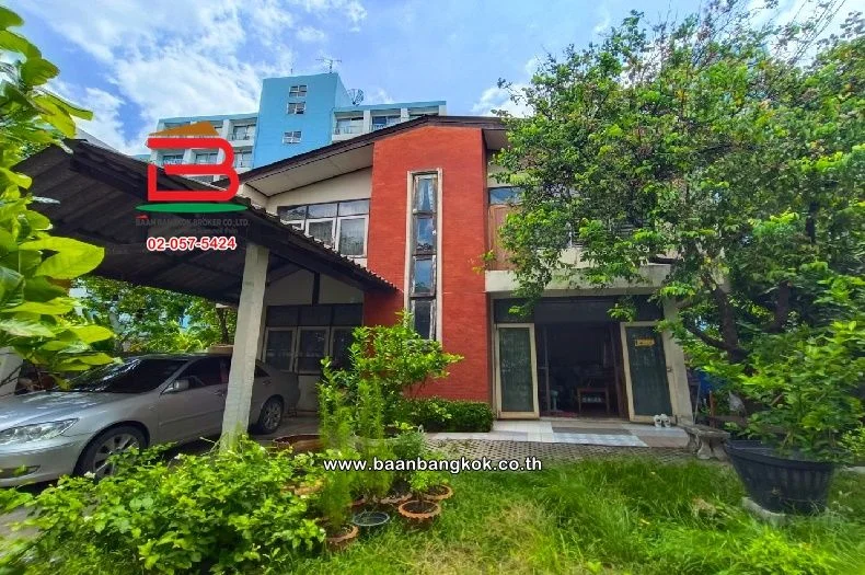 ที่ดินพร้อมบ้าน ซอยรัชดาภิเษก 32(ซอยปาริชาด) เนื้อที่ 107 ตรว