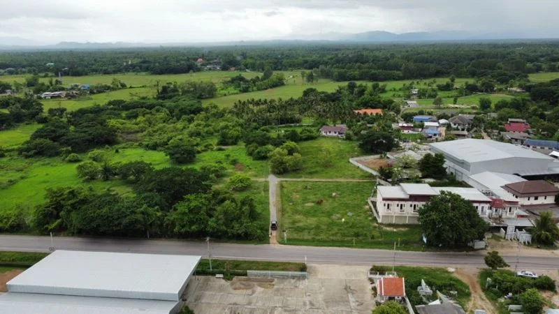 ที่ดินลำปางติดถนน120 เมตร ทางไปวัดพระธาตุลำปางหลวง ต.ห้างฉัตร