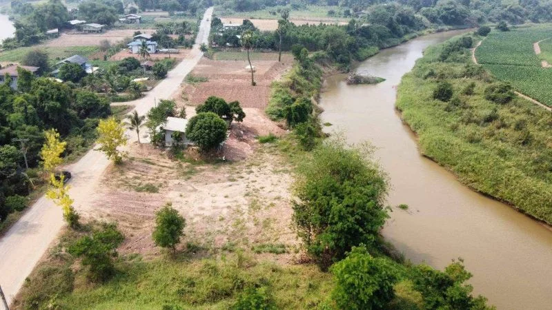 ขายที่ดินหลังติดแม่น้ำยม เนื้อที่ดิน 184ตรว หน้าติดถนนลาดยาง