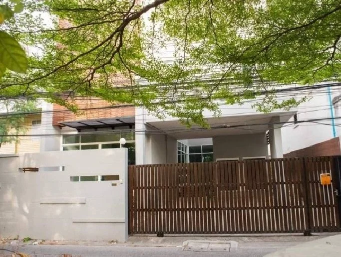 For Rent ให้เช่าบ้านเดี่ยว 3 ชั้น ซอยสุขุมวิท 49 ใจกลางเมือง