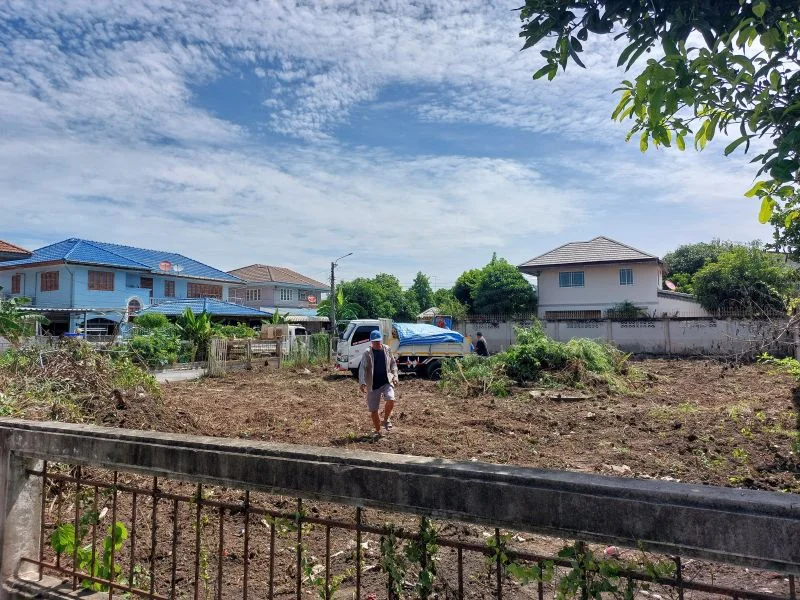 ที่ดินเปล่า 166 ตรว ในหมู่บ้านบัวทอง 1 ห่างสถานีรถไฟฟ้าคลองบ